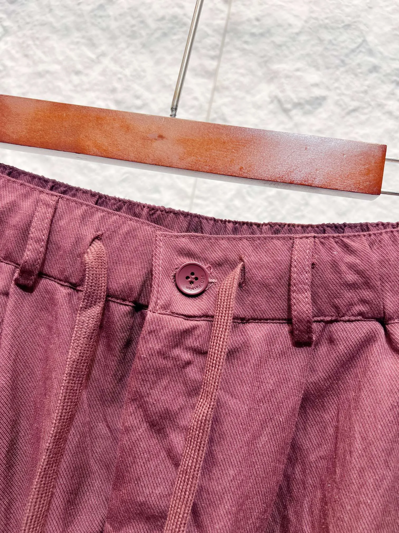 LP Loro Piana (in stock for a long time) Waistband: front button placket + drawstring design, full elastic waistband at the back, elastic waistband at the half (solid front and elastic waistband at the back), fully sewn trouser loops, pockets: front slip pockets; rear patch pockets, back pockets equipped with Genuine Leather metallic leather patch (leather label hardware) linen and cotton blend casual trousers with semi-elastic elasticated waist, drawstring button closure, Genuine Leather metallic logo on the back pockets, loose draped fit. Linen-cotton blended Tencel stone-washed pre-shrunk fabric, front button placket with webbing drawstring, trousers waistband with front and back semi-elastic waistbands, and trousers; front slip pockets, back patch pockets with Genuine Leather metal leather tags, double-threaded topstitching at the pockets; loose straight wide-leg version, double-fold flat hems, all double-thread overlock seams. Color: White Black Wine Red Sizes: M-3XL (worry-free after-sales service)